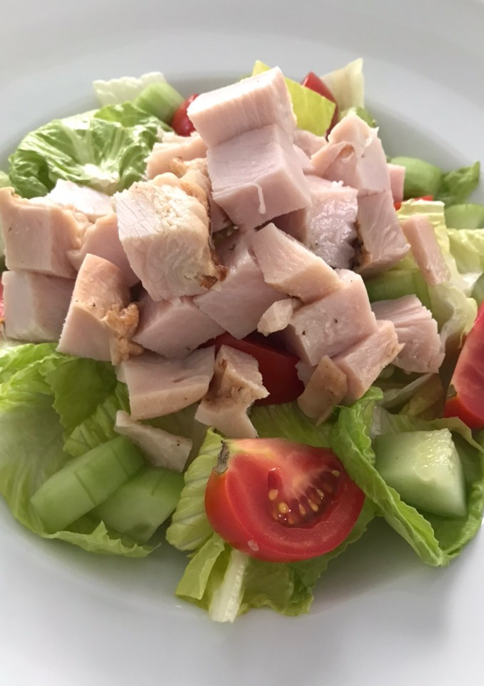 Una foto de Ensalada verde rápida con jitomate, pepino y pechuga de pavo