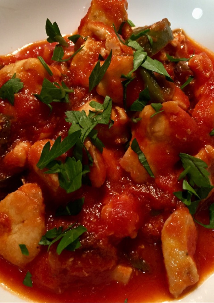 Una foto de Trocitos de pollo con tomate