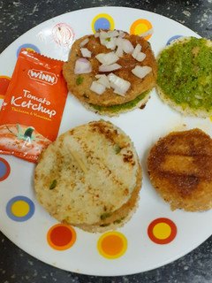 આલુ ટિક્કી બર્ગર (Aloo Tikki Burger Recipe In Gujarati) રેસીપી મુખ્ય ફોટો