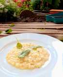 Risotto burro e salvia in brodo di pollo e purea di cipolla
