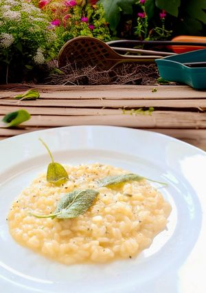 Foto di Risotto burro e salvia in brodo di pollo e purea di cipolla