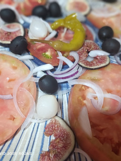 Una foto de Ensalada de tomate con higos