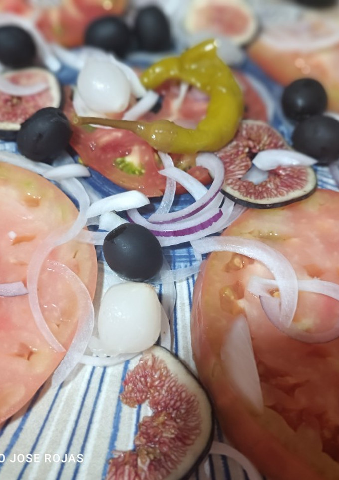 Una foto de Ensalada de tomate con higos