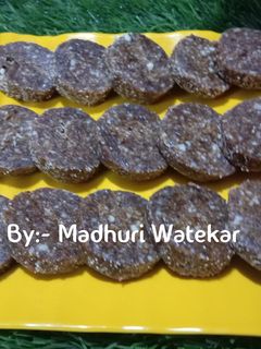 खजुर बर्फी (khajur barfi recipe in marathi) रेसिपी चे मुख्य फोटो