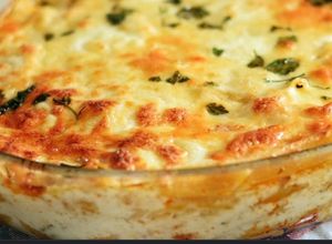 O poză a rețetei Piept de pui cu cartofi, legume și sos Bechamel.