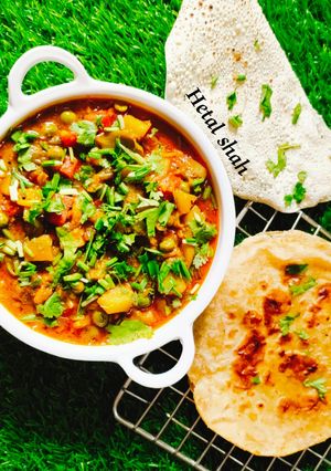 વિન્ટર સ્પેશીયલ મિક્સ સબ્જી (Winter Special Mix Sabji Recipe In Gujarati) રેસીપી મુખ્ય ફોટો