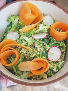 Una foto de Ensalada de brócoli y col rizada