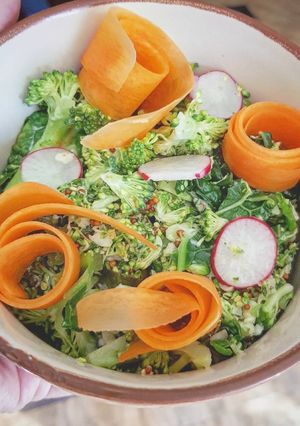 Una foto de Ensalada de brócoli y col rizada