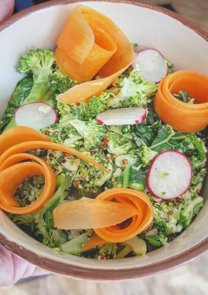 Una foto de Ensalada de brócoli y col rizada