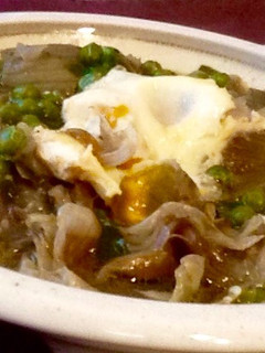 Una foto de Alcachofas y guisantes con huevo escalfado en salsa verde