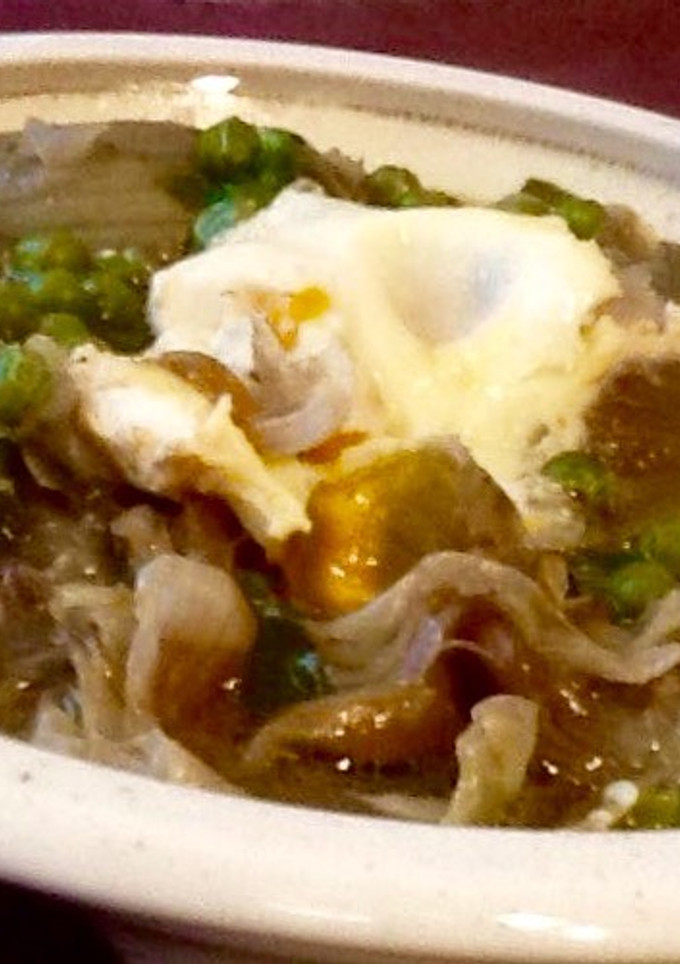 Una foto de Alcachofas y guisantes con huevo escalfado en salsa verde