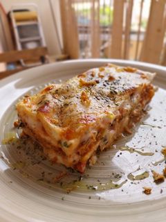Una foto de Lasaña de pollo asado y champiñones