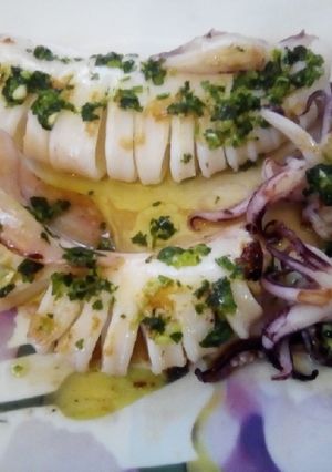 Una foto de Calamares con salsa verde