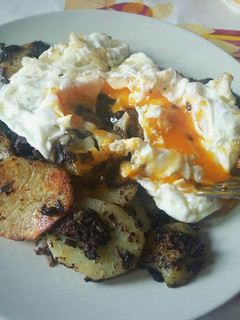 Una foto de Huevos rotos con morcilla