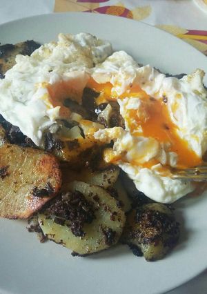 Una foto de Huevos rotos con morcilla