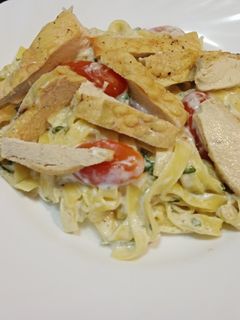Una foto de Pasta con pollo