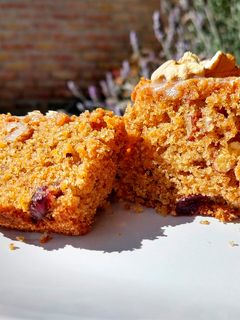 Una foto de Budín de zanahoria, arándanos y frutos secos