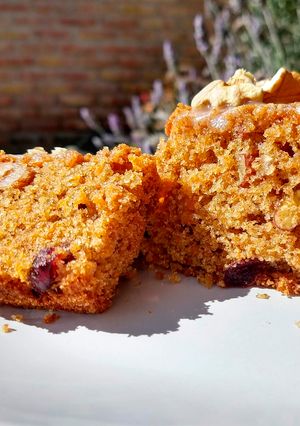 Una foto de Budín de zanahoria, arándanos y frutos secos