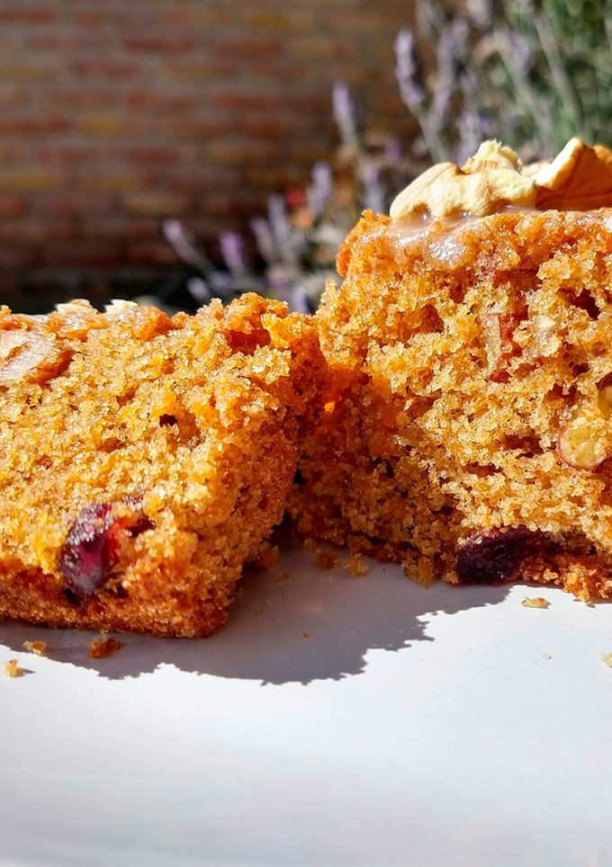 Una foto de Budín de zanahoria, arándanos y frutos secos