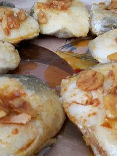 Una foto de Merluza con ajos fritos