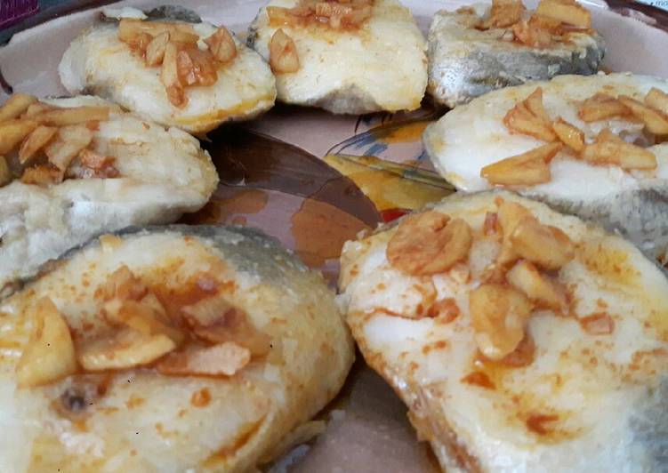 Merluza con ajos fritos