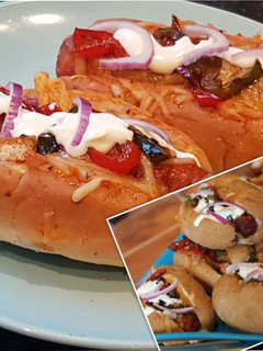 Fűszeres, sajtos hot-dog sütve recept fotója