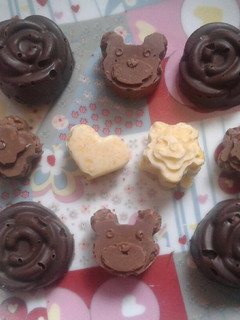 Una foto de Bombones de chocolate y copos de maíz