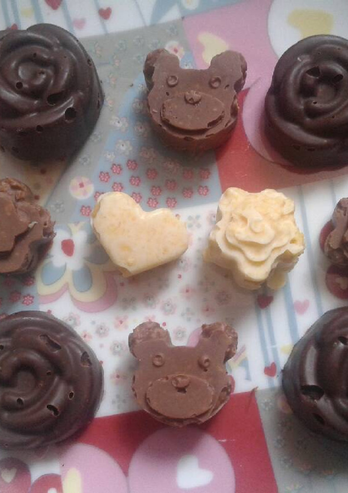 Una foto de Bombones de chocolate y copos de maíz