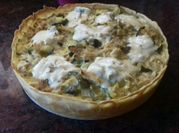 Una foto de tarta de zapallitos y pollo