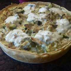 A picture of Tarta de pollo, zapallito y cebollas.