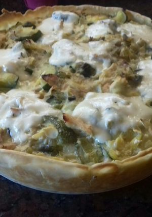 Una foto de Tarta de pollo, zapallito y cebollas