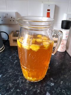 Una foto de Earl grey tea frío con piña, bebida súper refrescante