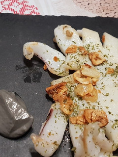 Una foto de Sepia a la plancha con ali oli de ajo negro