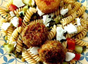 Une photo de Salade de Fusilli / pois cassé / tomate / concombre / cébette