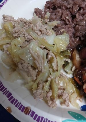 A picture of Cabbage and Ground Pork.