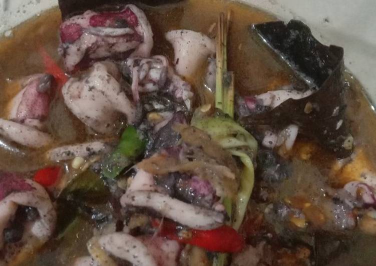 Resep Cumi tinta hitam pedas yang praktis