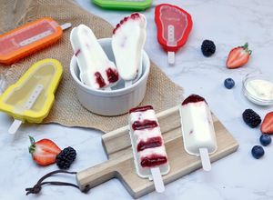 Una foto de Polo de yogur y frutos rojos - Moldes de helado icónicos |Lékué