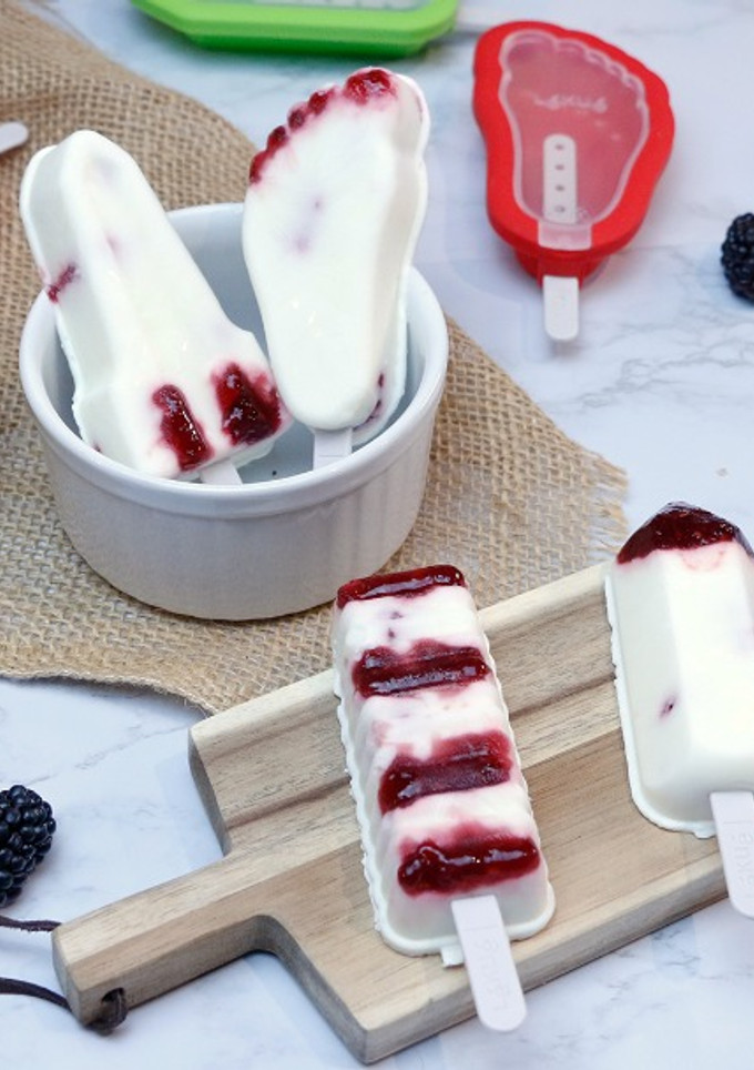 Una foto de Polo de yogur y frutos rojos - Moldes de helado icónicos |Lékué