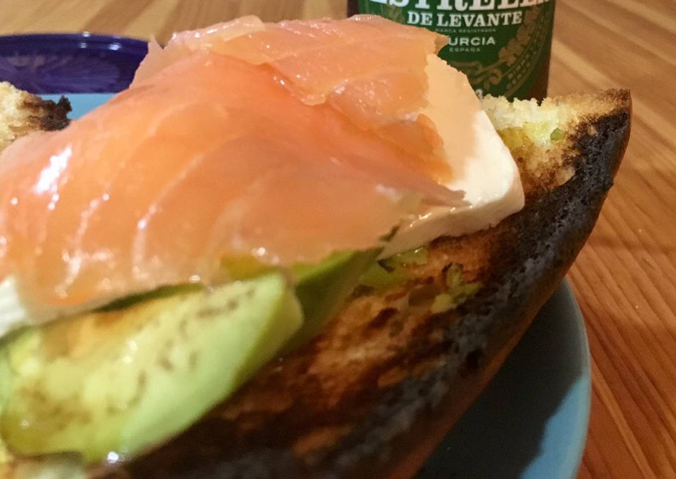 Tosta de aguacate, tomate, queso fresco y salmón