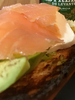 Una foto de Tosta de aguacate, tomate, queso fresco y salmón