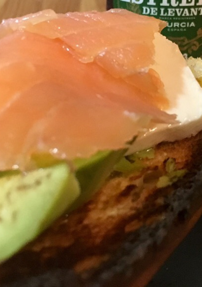 Una foto de Tosta de aguacate, tomate, queso fresco y salmón