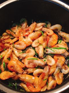 Hình của món Tôm đồng rang lá chanh.