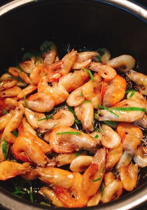 Hình của món Tôm đồng rang lá chanh.