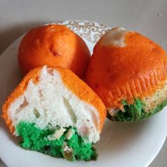 A picture of Tricolor cupcakes.