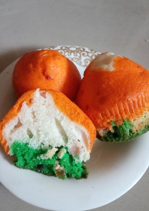 A picture of Tricolor cupcakes.