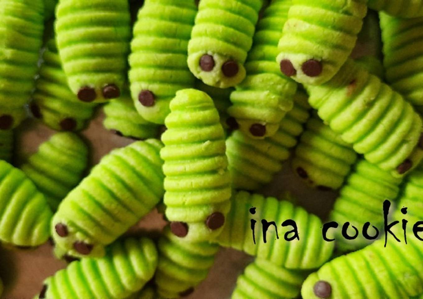 24. Kue ulat