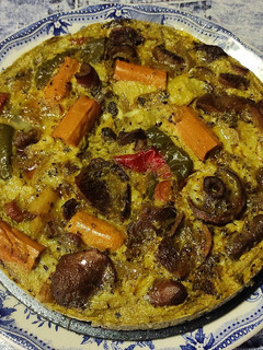 Una foto de Tortilla de rovellones, pimientos, chirivía, zanahoria y salchichas viena vegetarianas al microondas