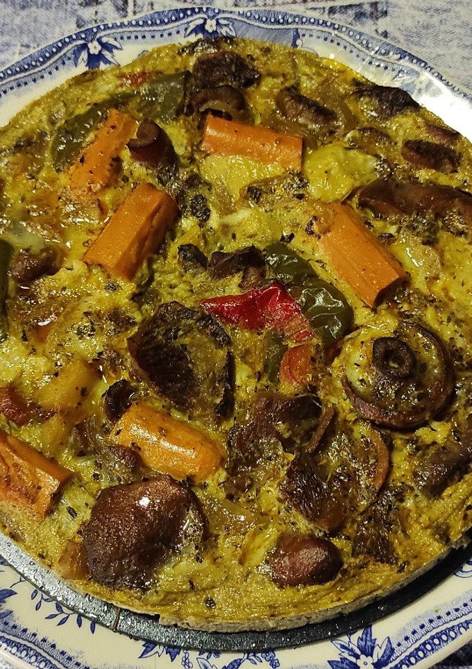 Una foto de Tortilla de rovellones, pimientos, chirivía, zanahoria y salchichas viena vegetarianas al microondas
