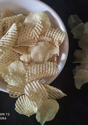आलू चिप्स (aloo chips recipe in Hindi) रेसिपी मुख्य फोटो
