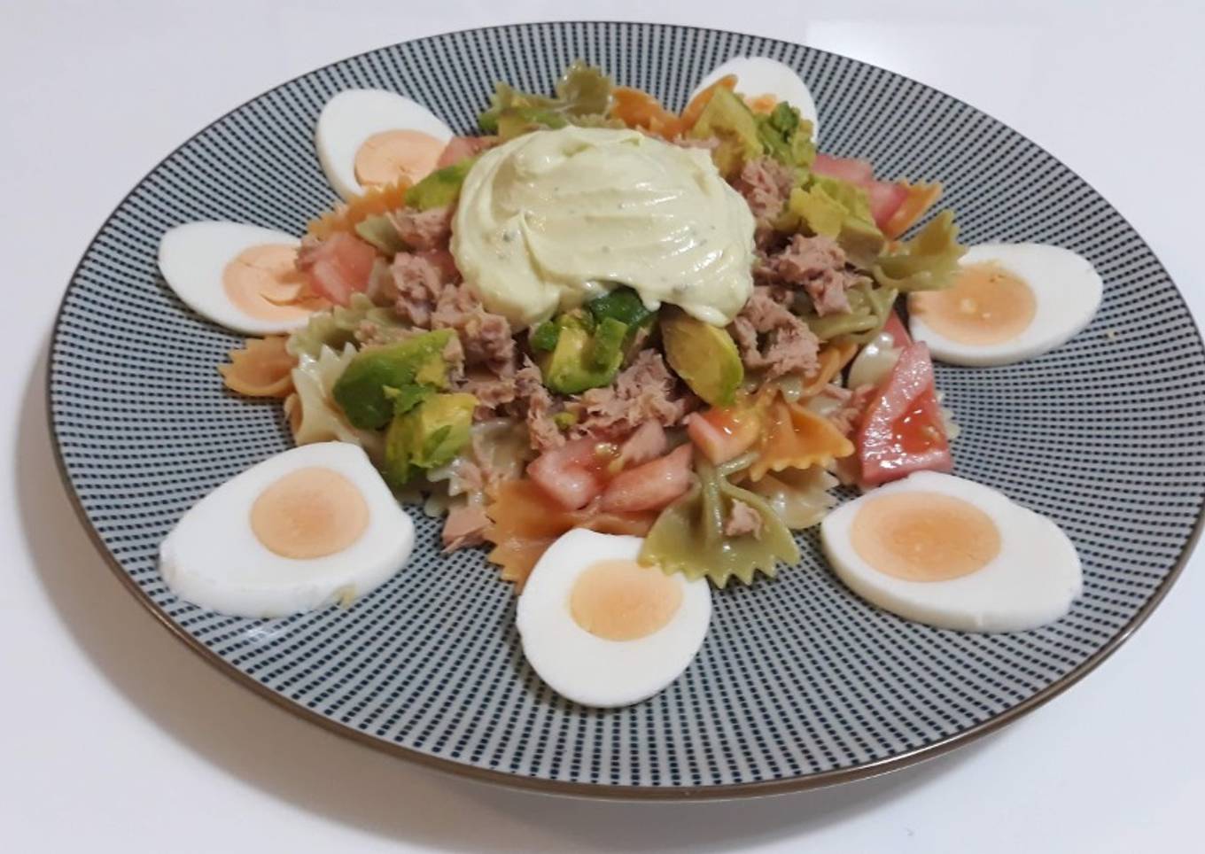 Ensalada de pasta y mahonesa de aguacate
